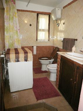 Bad mit Dusche/ WC/ Bidet