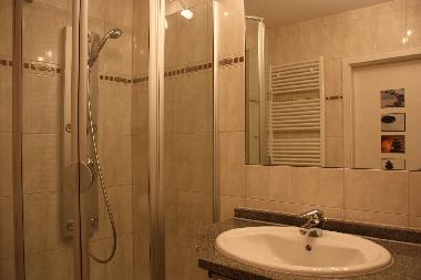 Bad mit Wellnessdusche und Waschmaschine