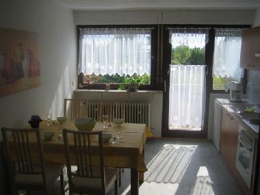 Kche mit Blickrichtung zur Terrasse und zum Garten