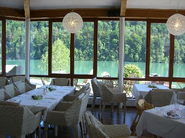 Restaurant mit Blick auf den See im Feriendorf