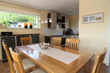 Gro�er Esstisch f�r 6 Personen