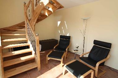 Leseraum mit gem�tlichen Sesseln und Zugang zum Garten