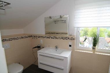 Badezimmer mit bodenebener Dusche und Sauna