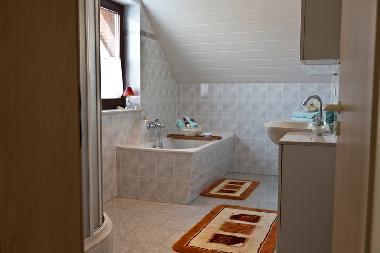 Bad mit Badewanne und Dusche