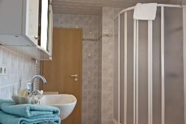 Bad mit Badewanne und Dusche