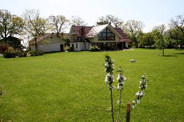 Ferienhaus Torge (hinten) 3000 m� gro�es Grundst�ck mit Grill-/Lagerfeuer-/Spielplatz