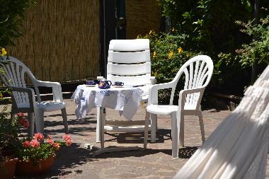 Fr�hst�ck im Garten des Ferienhauses in S�ditalien (Region Basilikata)