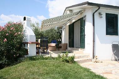 Von der 30qm gro�en Sonnenterrasse geht der Blick 