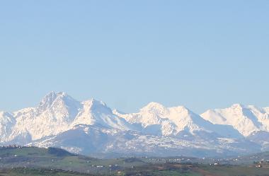 auf das  imposante GranSasso Massiv mit der 3000 m hohen Corno Grande