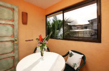 Apartement: Terrasse mit Sicht auf unseren Garten.