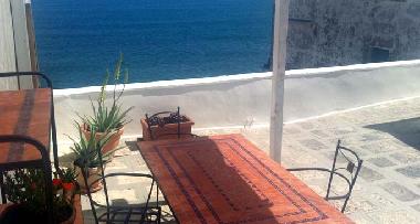 Dachterrasse mit groen Tisch und Blick zum Meer