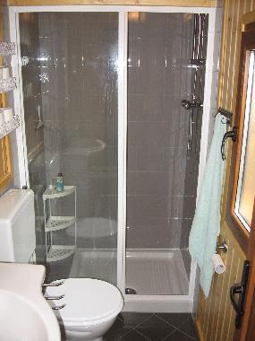 Dusche und Toilette, mit Flie�enwand und Boden