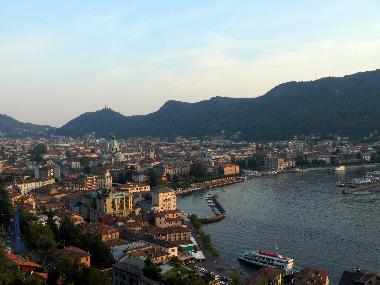 Die Stadt Como am Comosee