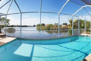 Pool mit Seeblick