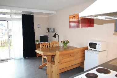 Schiebetr nach Terrasse und Garten und Parkplatz.