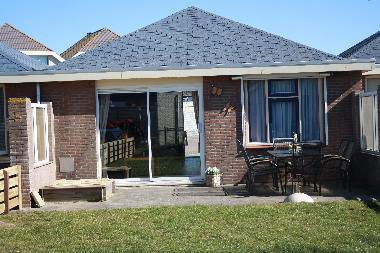 Bungalow 9 mit Eingezaunte Garten und Sandkasten.