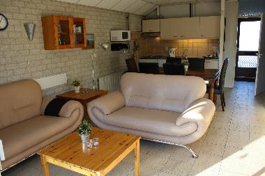 Gemtliche Wohzimmer mit Kuchen.