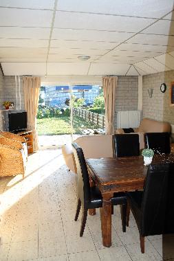 Schiebetr nach Garten und Terrasse.