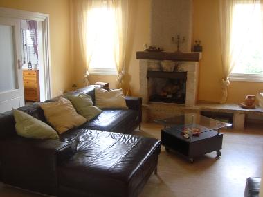 Wohnbereich mit Kamin im MAISONETTE Apartment