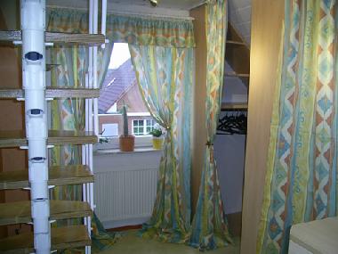 Ankleidezimmer mit Treppenaufgang zum Schlafzimmer 3