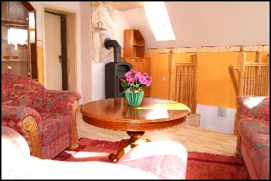 Wohnzimmer mit Kaminofen 