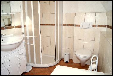 Bad mit Dusche und Wanne