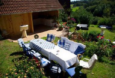 Der groe Terrassengarten nach Sden ldt ein zum Sonnen, Chillen und Grillen. Genieen Sie die Ruhe