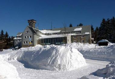 Jugendhergerge mit Aussichtsturm auf dem Aschberggipfel