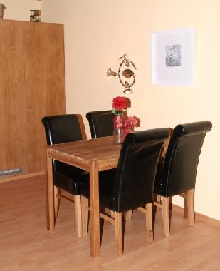 Essbereich, hinter der verschlossenen Tr die Kchenzeile