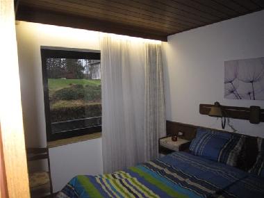 Schlafzimmer mit Blick auf den WAld