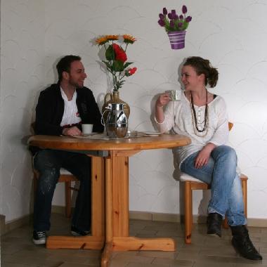 Kaffeetrinken auf dem berdachten Balkon