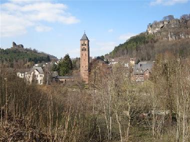 Erlserkirche Gerolstein mit Munterley (rechts) und Auberg, 380 Millionen JAhre alte Korallenriffe