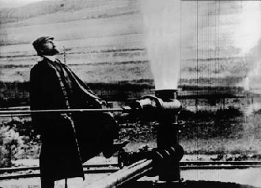 historische Aufnahme von 1888:  Bergwerksdirektor Wilhelm Castendyck entdeckt bei Bohrungsarbeiten k