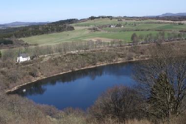 die Eifelmaare, vulkanische Kraterseen,  hier: das  Weinfelder Maar