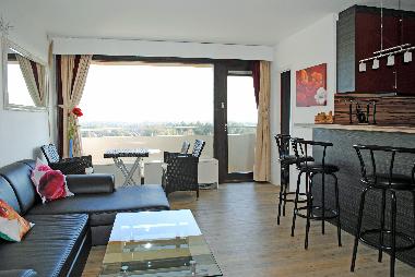 Wohnzimmer mit K�chenecke und Blick auf die Loggia