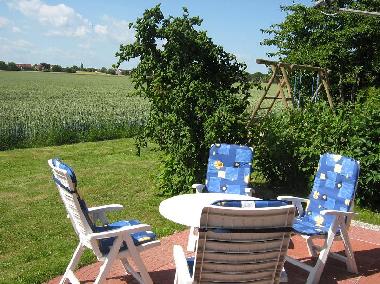 Terrasse mit Blick auf einem Feld.   Genie�en Sie in jeder Jahreszeit die Natur.