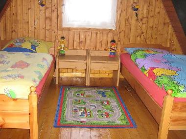 1 Schlafzimmer mit zwei Einzelbetten, f�r unsere kleinen G�ste stehen ein Kinderreisebett, Hochstuhl
