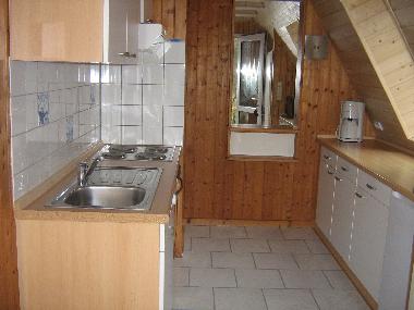 Komplett eingerichtete K�chenzeile mit einer Sp�lmaschine, Backofen, 4 Plattenherd, K�hlschrank mit 