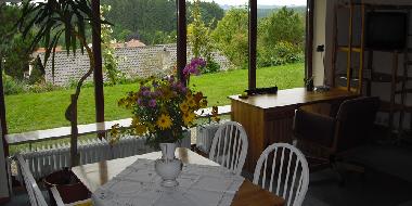 Wohnzimmer mit Blick auf den Garten
