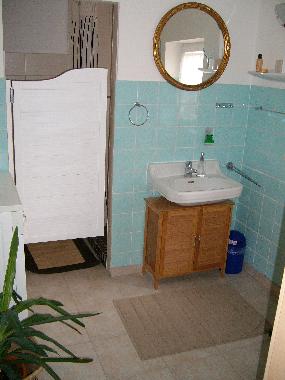 Bad mit Dusche (abgtrennt)