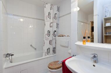 Bad mit Dusche und Badewanne