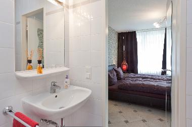Blick vom Bad ins Schlafzimmer