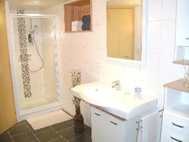 Badezimmer mit separatem Wc