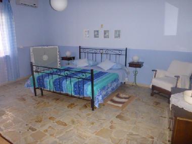Das blaue Schlafzimmer, Doppelbett, Kommode und Schrank und ausgesuchte Deko