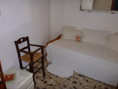 Das kleine Zimmer, ausziehbares Bett, Fenster zum Wohn-Essbereich.