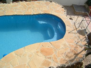 privater Pool mit Sitzbank