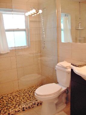 Bad mit begehbarer Dusche