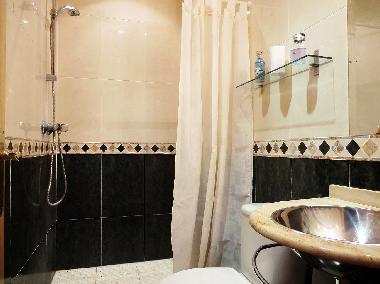 Gro�e Dusche mit hochwertigen Armaturen, Marmor/Edelstahl