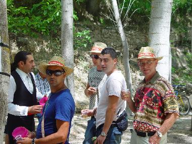 rechts: Michael, der Ehemann von Yolanda bei der Dorf- Fiesta