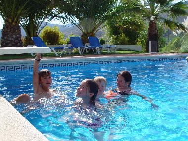 Kinder toben sich im Pool aus. Eltern k�nnen entspannen...